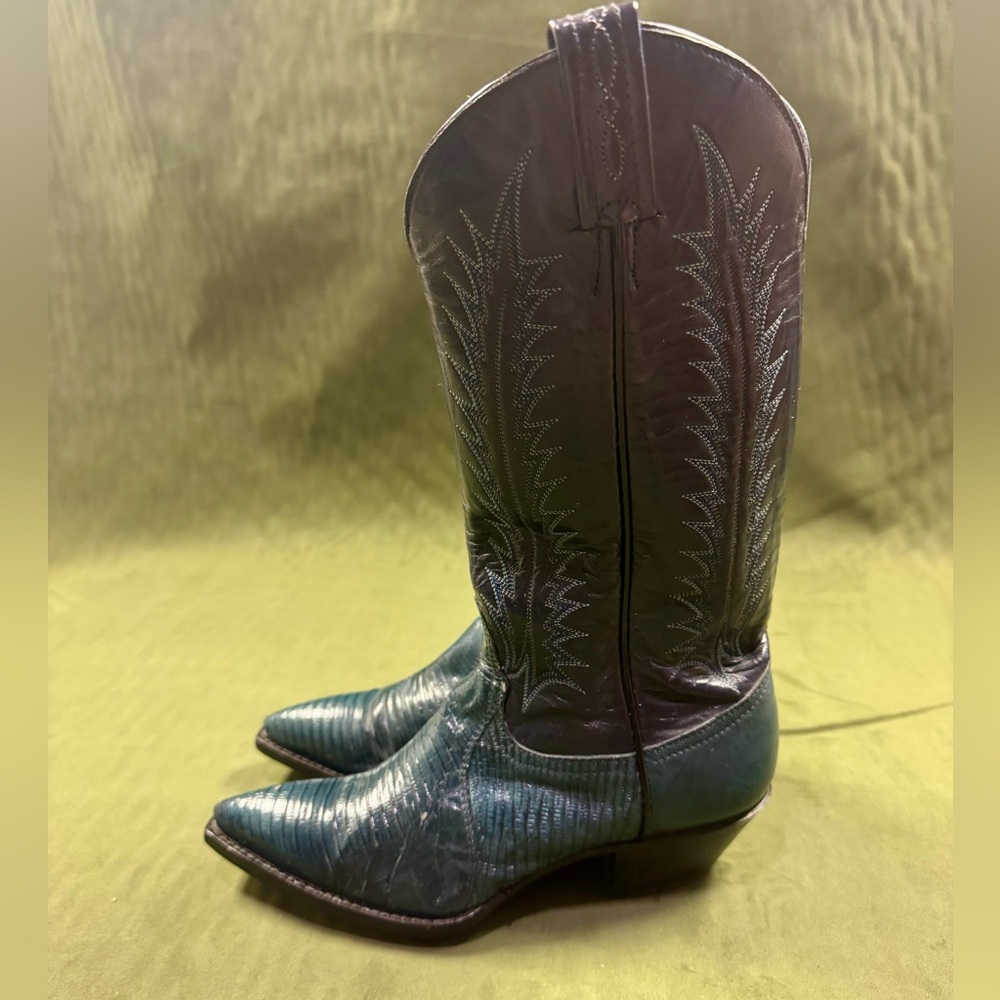 Tony Lama Women’s Teal and Black Lizard Western Boots. Size 5.5 -fits like a 6.0